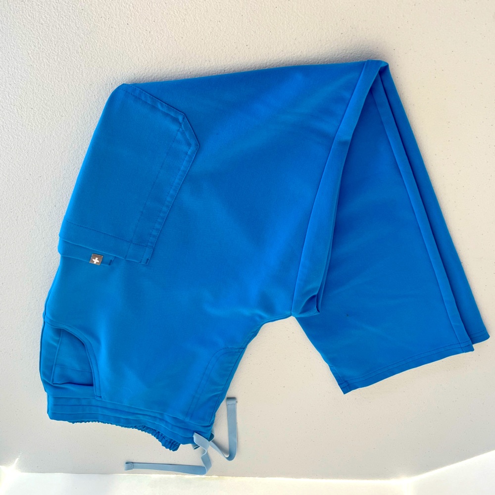 Figs capri blue yola skinny scrub pant